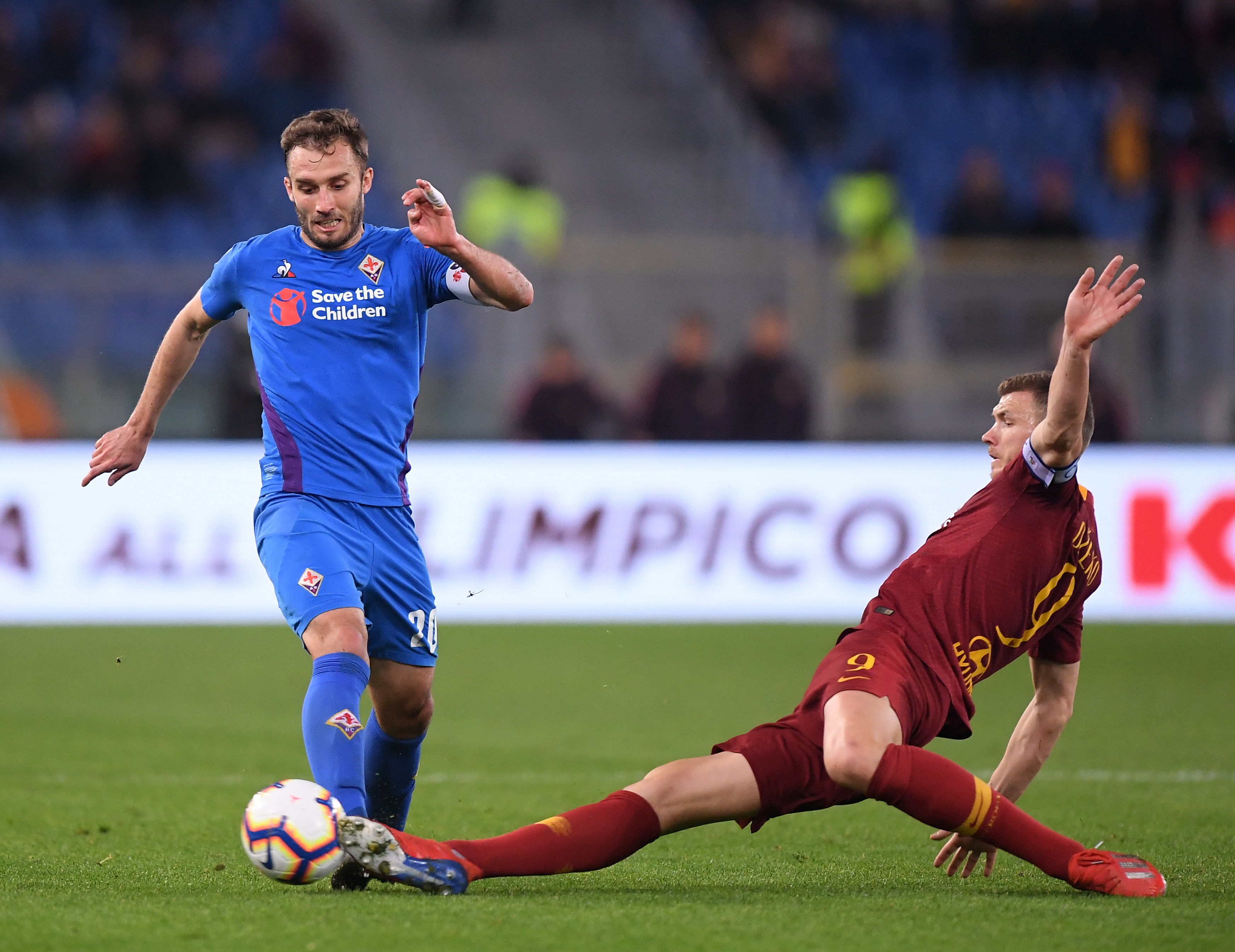 西足协前主席鲁比亚莱斯在发布会被扔鸡蛋，试图回击但被拦住（西足协前主席鲁比亚莱斯发布会上遭掷鸡蛋，欲回击被制止）