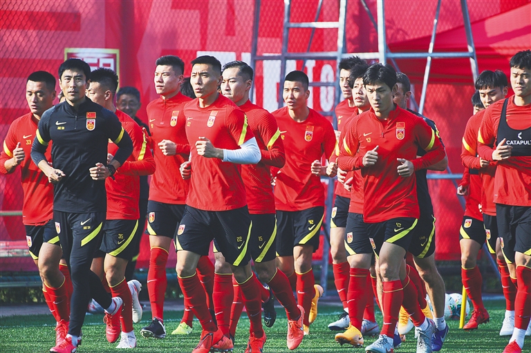 马卡：皇马近期比赛陷入混乱，阿隆索面临未完成的建队挑战（马卡：皇马连战失序，阿隆索的重建任务仍未完成）