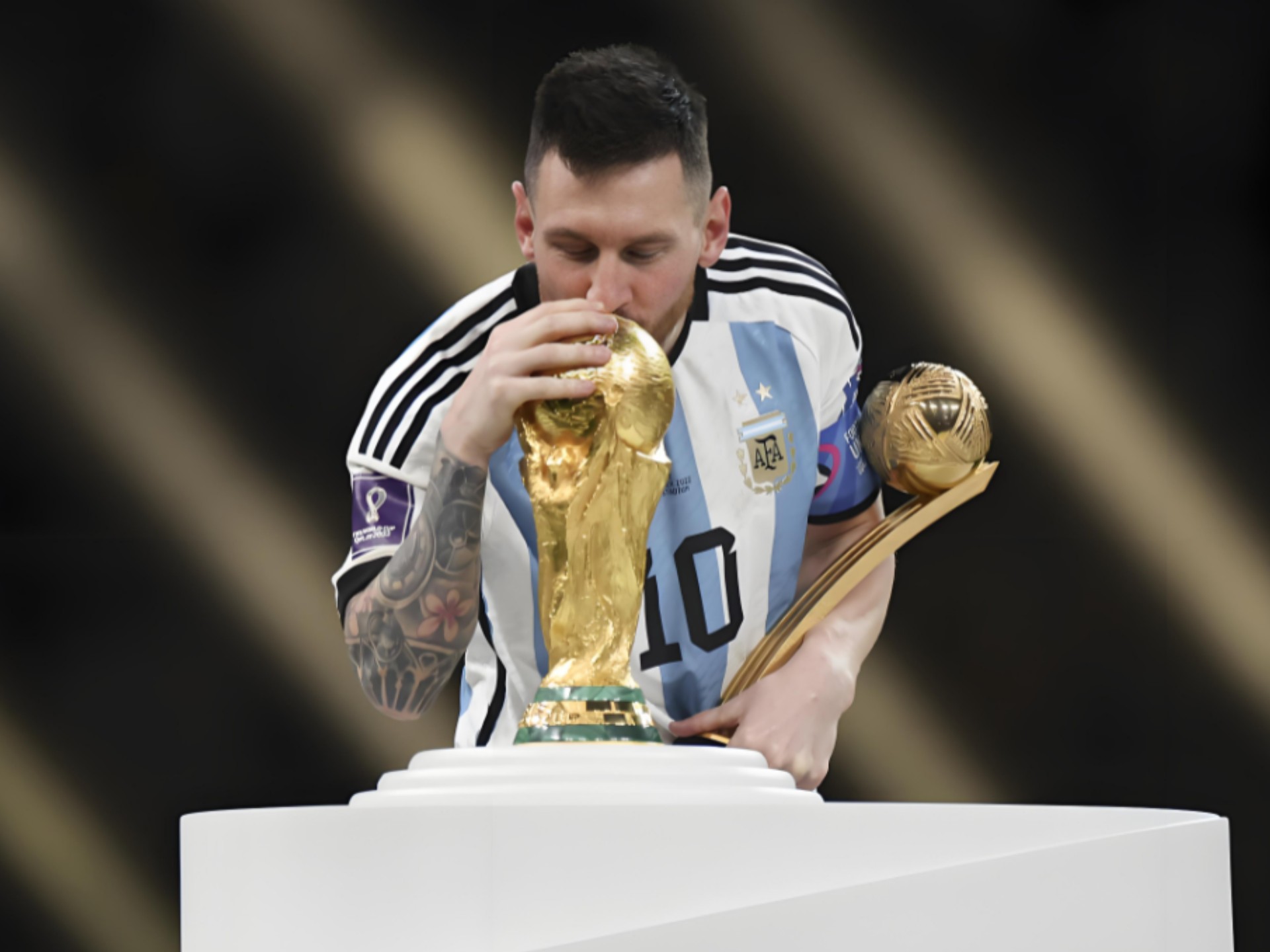 地上足球：偷溜诺坎普释放回归信号？解析梅西为何必重回巴萨（地上足球：突访诺坎普是回归暗示？深析梅西缘何注定重返巴萨）