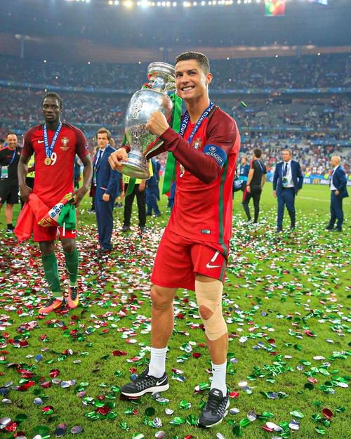 明星后卫三分爆发 带队逆转（明星后卫外线火力全开 助队完成逆袭）