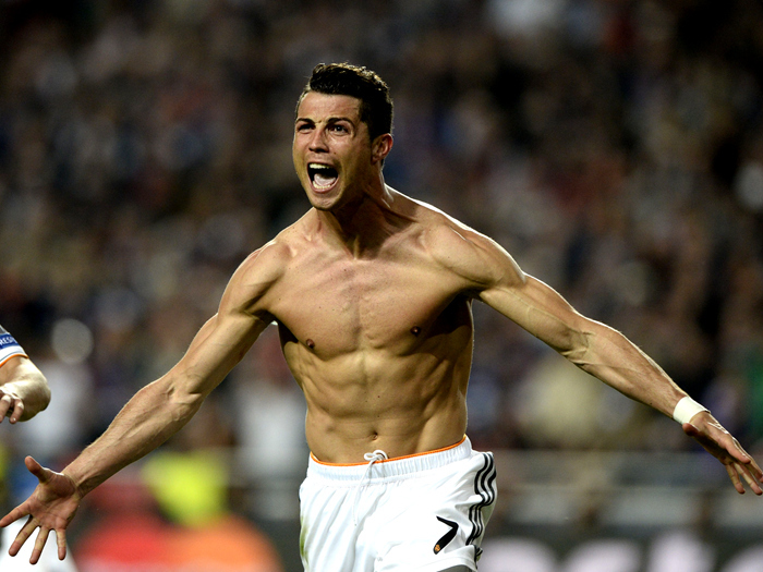 极速飞驰！25岁哈兰德狂轰英超百球，即将超越德罗巴和C罗（风驰电掣！25岁哈兰德英超进球破百，逼近德罗巴与C罗纪录）