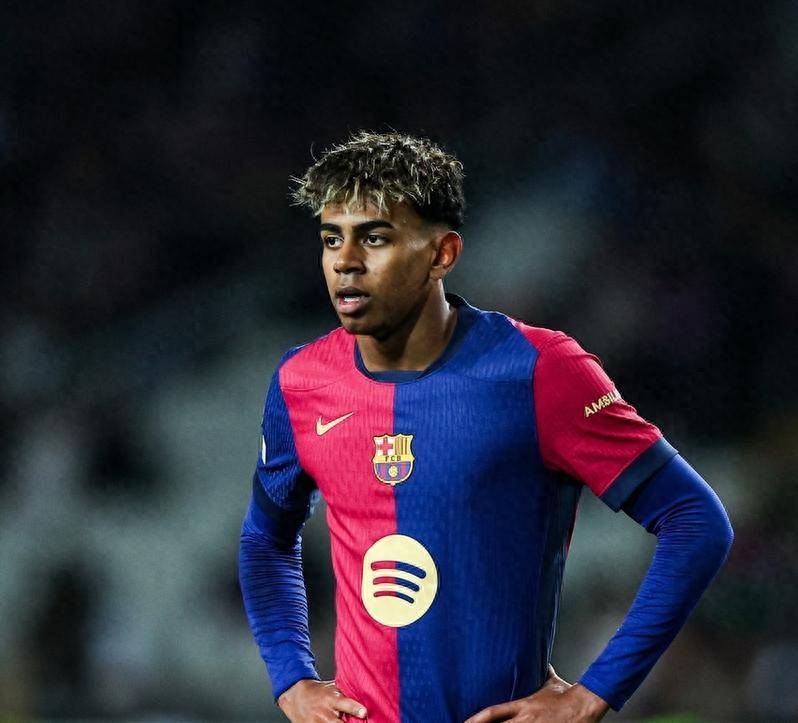 替补球员首秀即得分，成为焦点（替补登场首秀建功，瞬间抢镜）