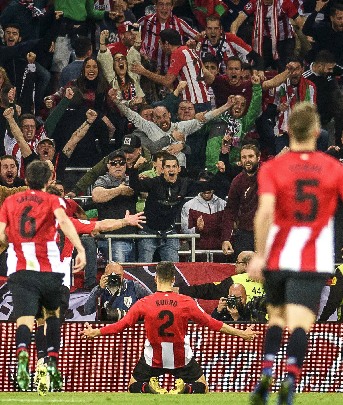 西班牙青训球队开除4名U16球员，他们曾为泄愤持刀威胁对手（因赛后泄愤持刀恐吓对手，西班牙一青训队解雇4名U16球员）