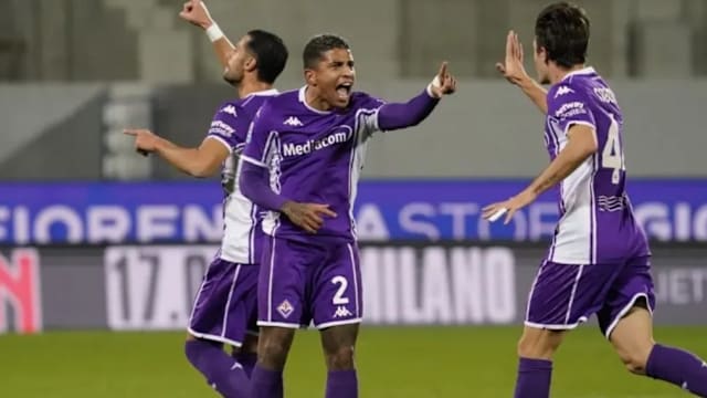 韩媒：全北现代外籍助教涉嫌“拉眼角”种族歧视韩国裁判（韩媒：全北现代外籍助教被指对韩国裁判做出拉眼角歧视手势）