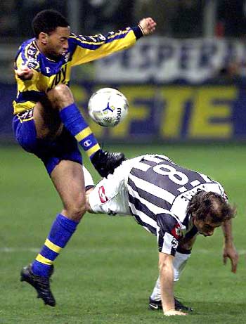 亚洲杯出线生死战，中国香港足总开出100万港币的赢球奖金（亚洲杯出线关键战，中国香港足总祭出100万港币赢球奖）